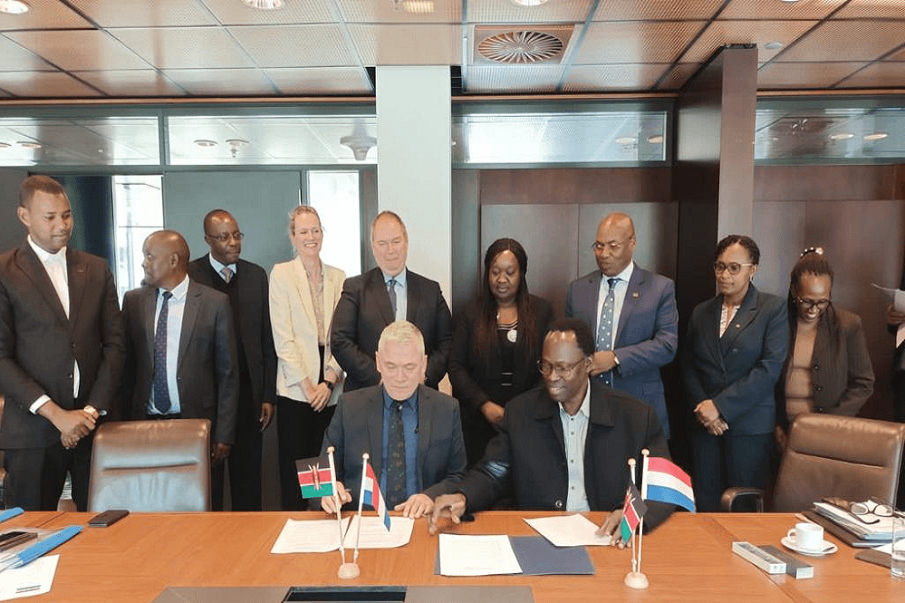 Signing of Veterinary Minutes Dr. Pelgrim & Dr. Ochodo