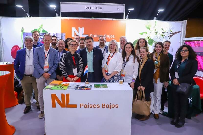 Fruit trade fair in Santiago, Chile with the Chilean Minister of Agricultural, the Dutch Ambassador, the Agricultural Counsellor and the Dutch Delegation.