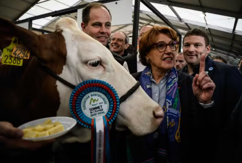 Annie Genevard brengt een bezoek aan de veehouderijbeurs "Sommet d`Elevage"