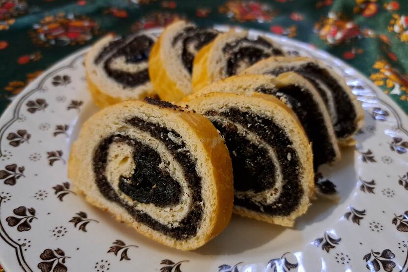 Close-up photo of slices of poppy see roll laid out on a plate.