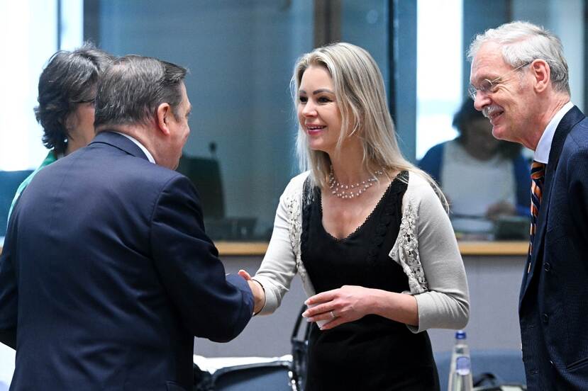 Minister Wiersma en staatssecretaris Rummenie schudden de hand van een EU collega-minister tijdens de Raad in Brussel