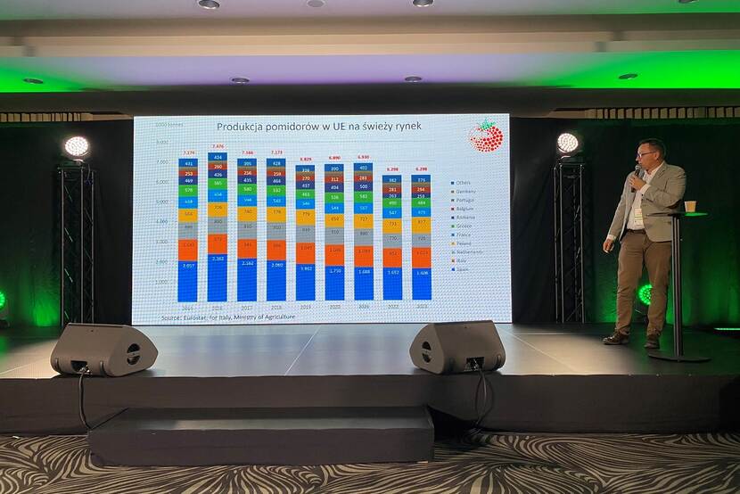 Wojciech Kopeć giving a presenation about tomato market