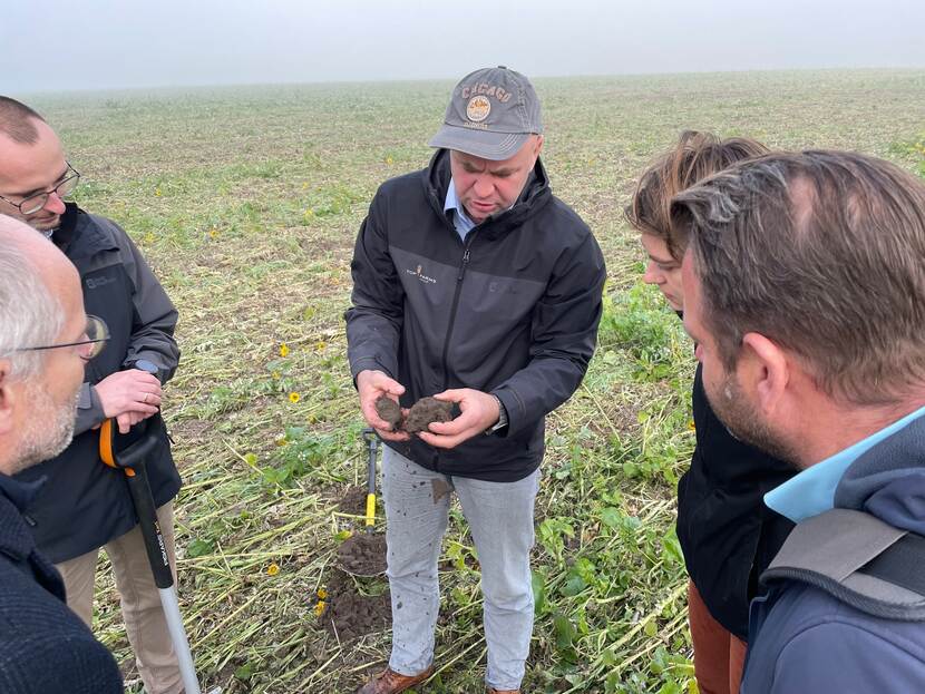 In de buurt van Poznan demonsteren medewerkers van Topfarms hoe zij met regeneratieve landbouwtechnieken hun bodem gezond maken op hun 34.000 hectare grond.