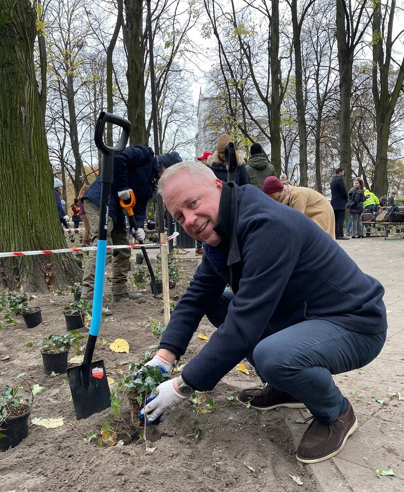 De stad Warschau wil klimaatneutraal zijn in 2040 en organiseert o.a. met dit dol een jaarlijkse boomplantdag.