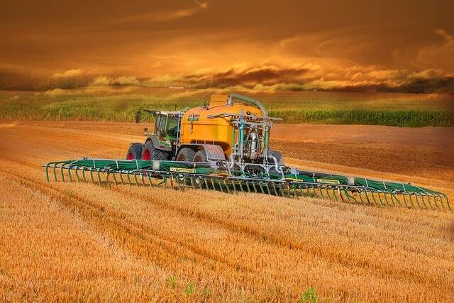 Fertilizing tractor