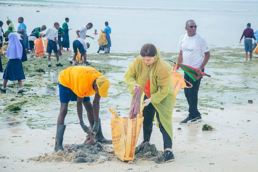 King's Day Reception Dar es Salaam - bEACH CLEAN UP